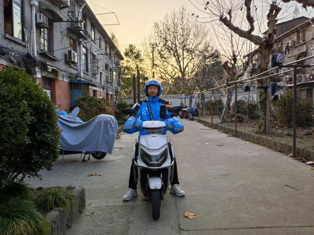 上海“拼搏車隊”騎手:欠賬本越來越薄了